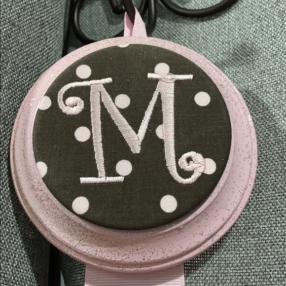 EMBROIDERY LETTER M HAIR BOW HOLDER - Picture 2 of 4